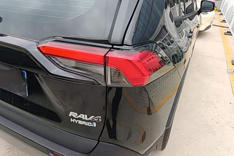 Used Toyota RAV4 2021 Revised Version Dual-Motor Hybrid 2.5L E-CVT 4x4 Elite PLUS Edition Right Rear Taillight