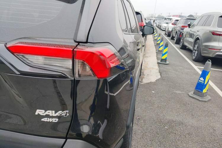 Used Toyota RAV4 2021 2.0L CVT 4x4 Style PLUS Edition Right Rear Taillight