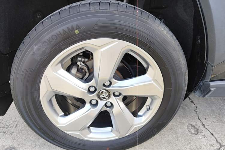 Used Toyota RAV4 2021 2.0L CVT Two-Wheel Drive Fashion Edition Right Rear Wheel Hub
