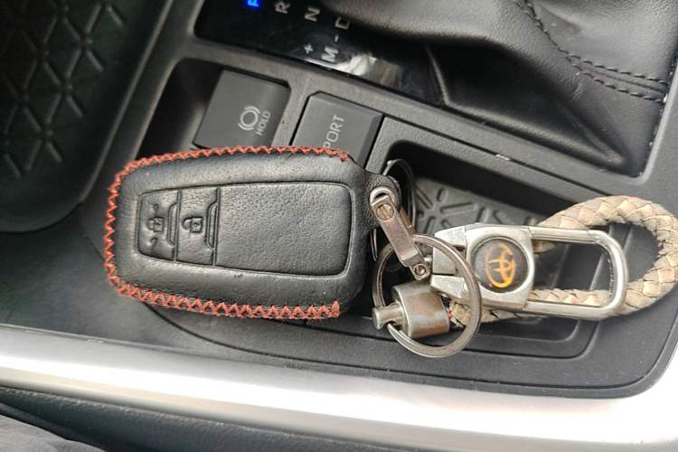 Used Toyota RAV4 2021 2.0L CVT Two-Wheel Drive Fashion Edition Vehicle Key