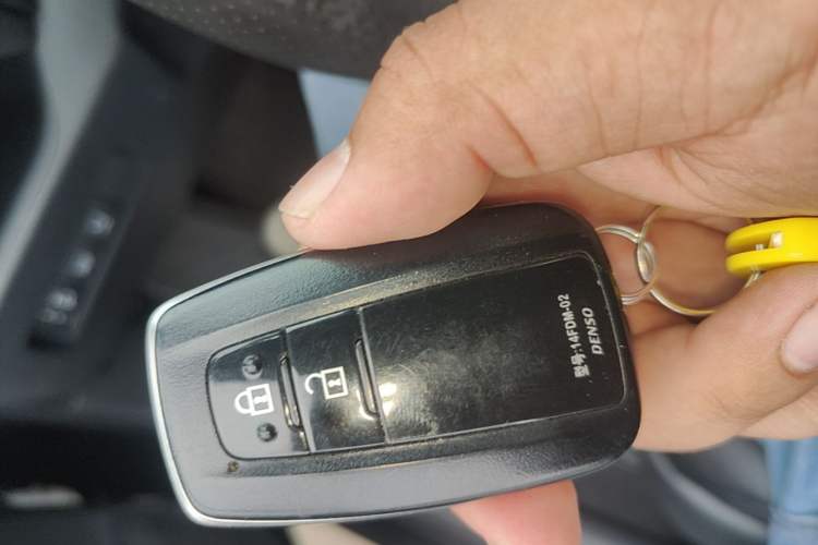 Used Toyota RAV4 2021 2.0L CVT Two-Wheel Drive Fashion Edition Vehicle Key