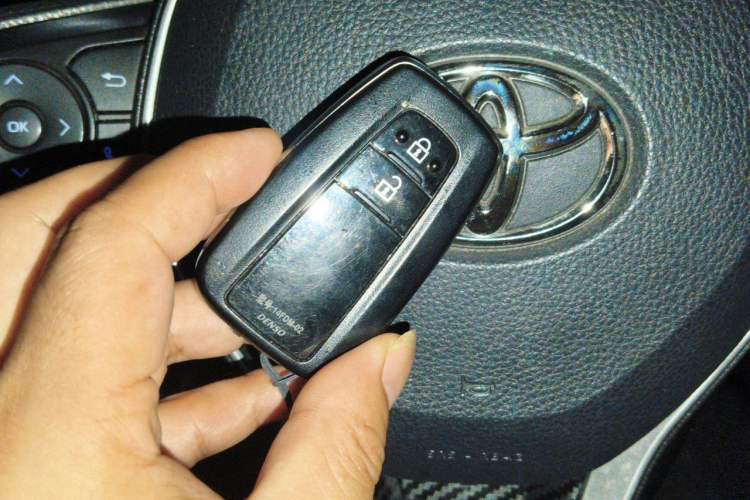Used Toyota RAV4 2021 2.0L CVT Two-Wheel Drive Fashion Edition Vehicle Key
