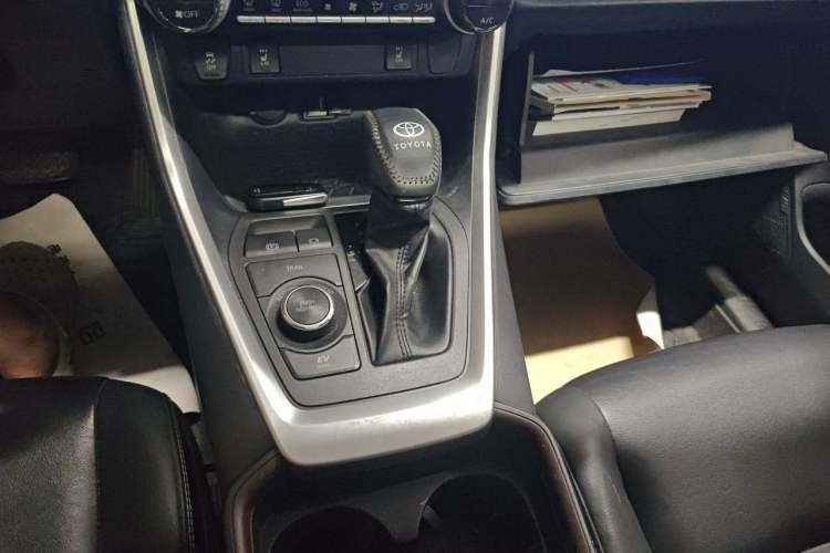 Used Toyota RAV4 2021 Revised Version Dual-Motor Hybrid 2.5L E-CVT 4x4 Elite PLUS Edition Gear Lever