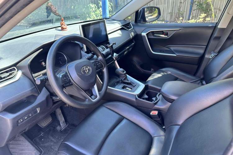 Used Toyota RAV4 2021 2.0L CVT Two-Wheel Drive Fashion Edition Interior 1