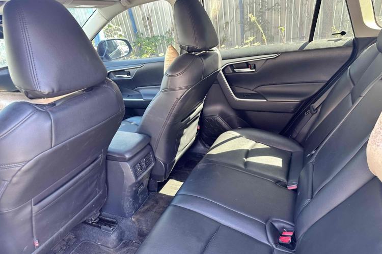 Used Toyota RAV4 2021 2.0L CVT Two-Wheel Drive Fashion Edition Interior 2
