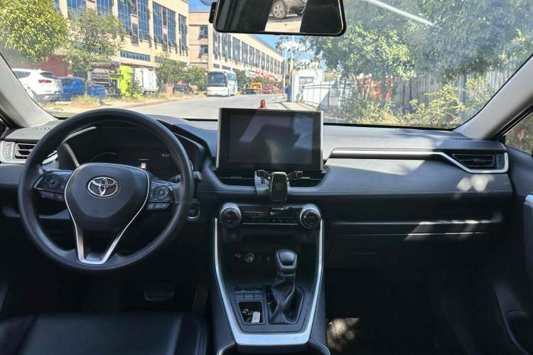Used Toyota RAV4 2021 2.0L CVT Two-Wheel Drive Fashion Edition Interior 3