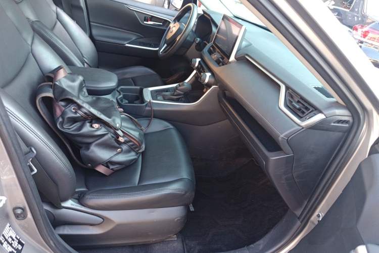 Used Toyota RAV4 2021 2.0L CVT Two-Wheel Drive Fashion Edition Right Front Seat