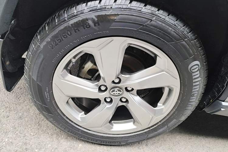 Used Toyota RAV4 2021 2.0L CVT 4x4 Trend Edition Right Rear Wheel Hub