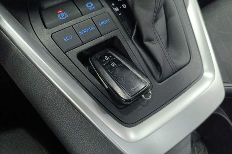 Used Toyota RAV4 2021 2.0L CVT Two-Wheel Drive Fashion Edition Vehicle Key