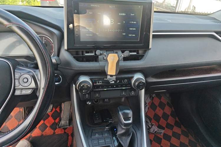 Used Toyota RAV4 2021 2.0L CVT Two-Wheel Drive Prestige Edition Audio And AC Panel