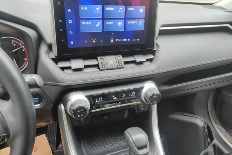 Used Toyota RAV4 2021 2.0L CVT Two-Wheel Drive Fashion Edition Audio And AC Panel