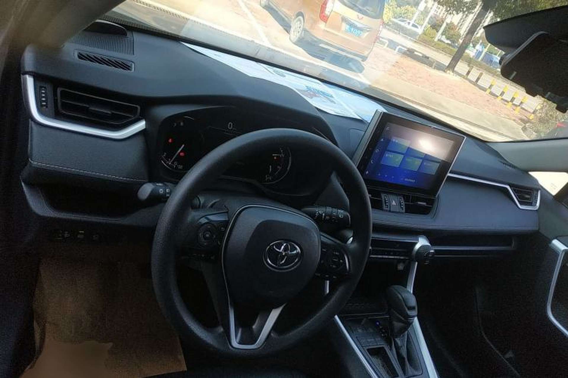 Used Toyota RAV4 2021 2.0L CVT Two-Wheel Drive Fashion Edition Center Console