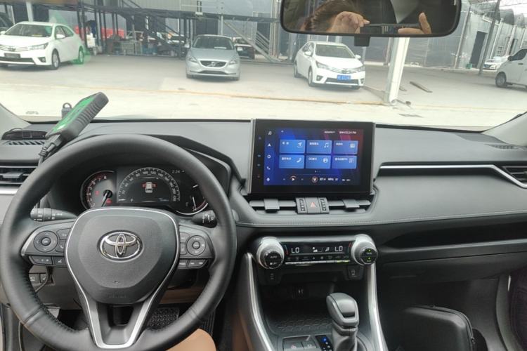 Used Toyota RAV4 2021 2.0L CVT Two-Wheel Drive Fashion Edition Center Console