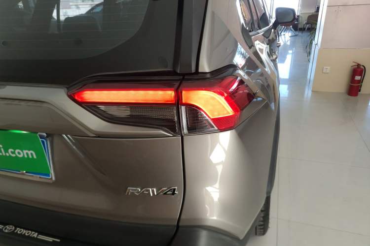 Used Toyota RAV4 2021 2.0L CVT Two-Wheel Drive Fashion PLUS Edition Exterior 3