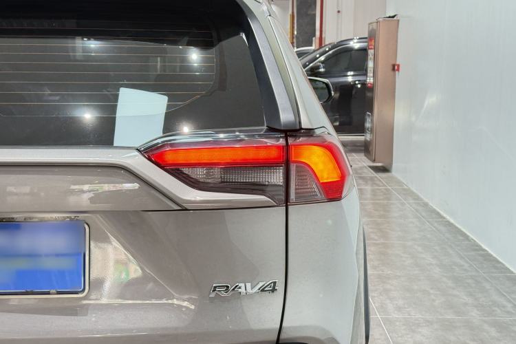 Used Toyota RAV4 2021 2.0L CVT Two-Wheel Drive Fashion Edition Exterior 6