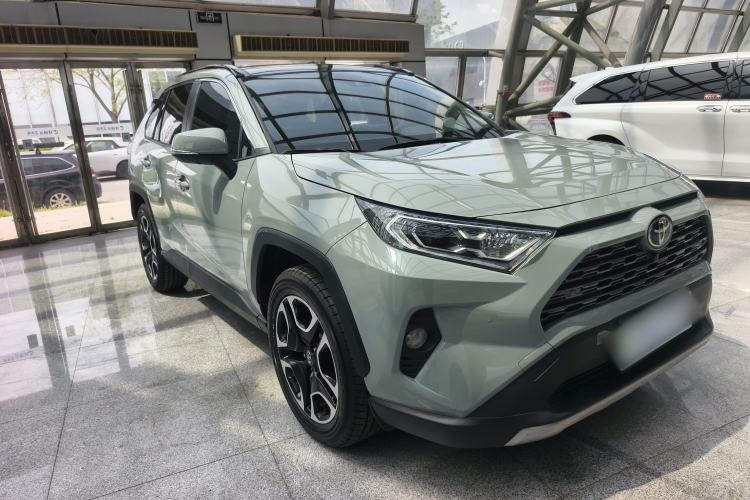 Used Toyota RAV4 2021 2.0L CVT Four-Wheel Drive Premium Edition Front Right 45 Deg