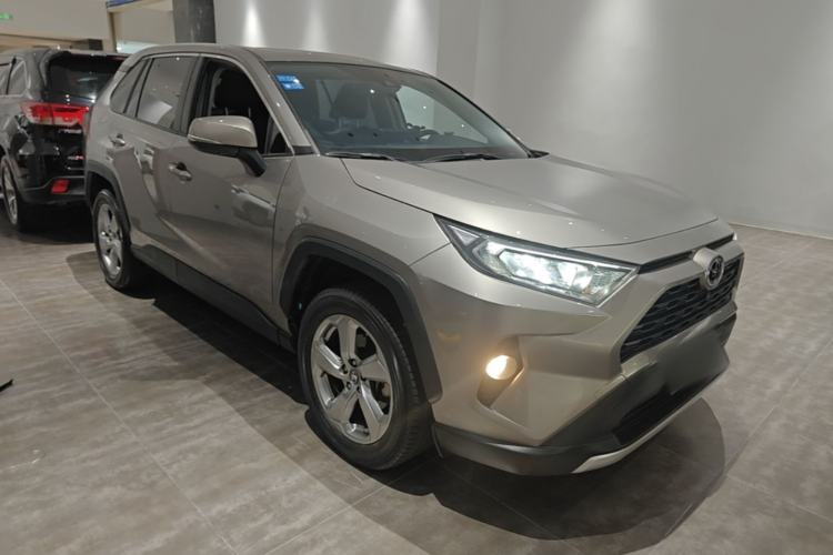 Used Toyota RAV4 2021 2.0L CVT Two-Wheel Drive Fashion Edition Front Right 45 Deg