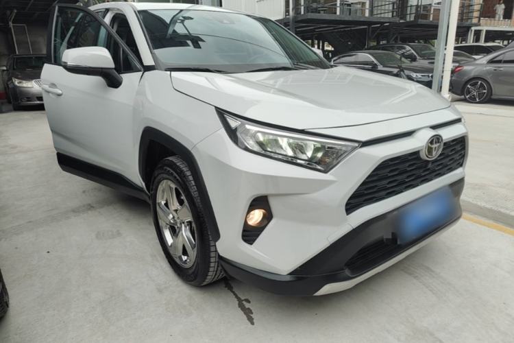 Used Toyota RAV4 2021 2.0L CVT Two-Wheel Drive Fashion Edition Front Right 45 Deg