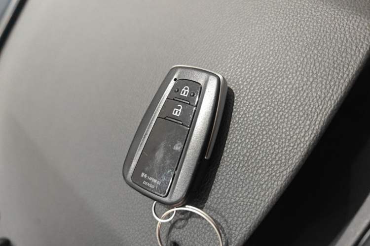 Used Toyota RAV4 2021 2.0L CVT Two-Wheel Drive Fashion Edition Interior 1
