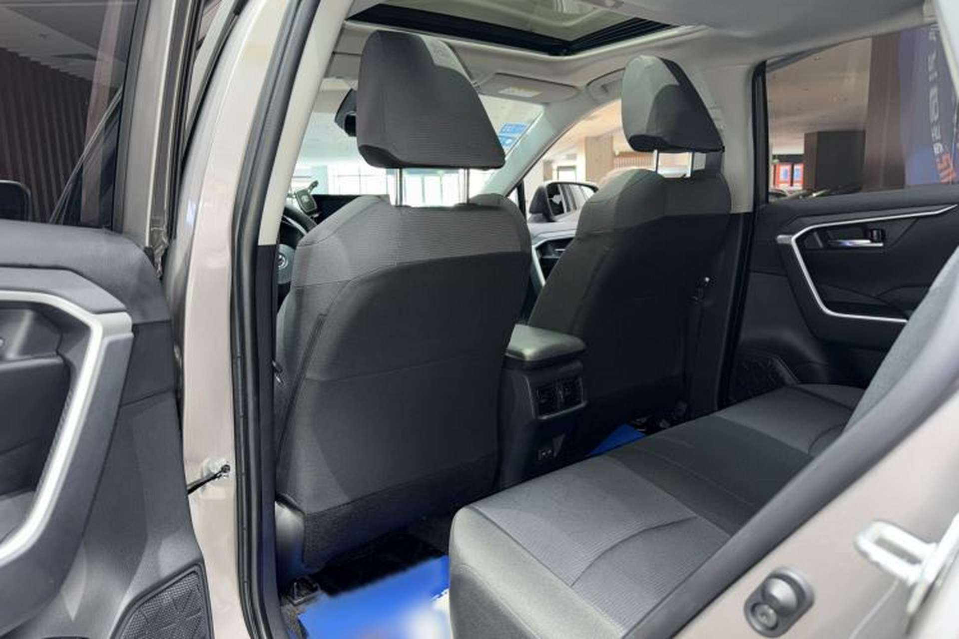 Used Toyota RAV4 2021 2.0L CVT Two-Wheel Drive Fashion Edition Interior 11