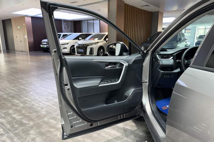 Used Toyota RAV4 2021 2.0L CVT Two-Wheel Drive Fashion Edition Interior 12