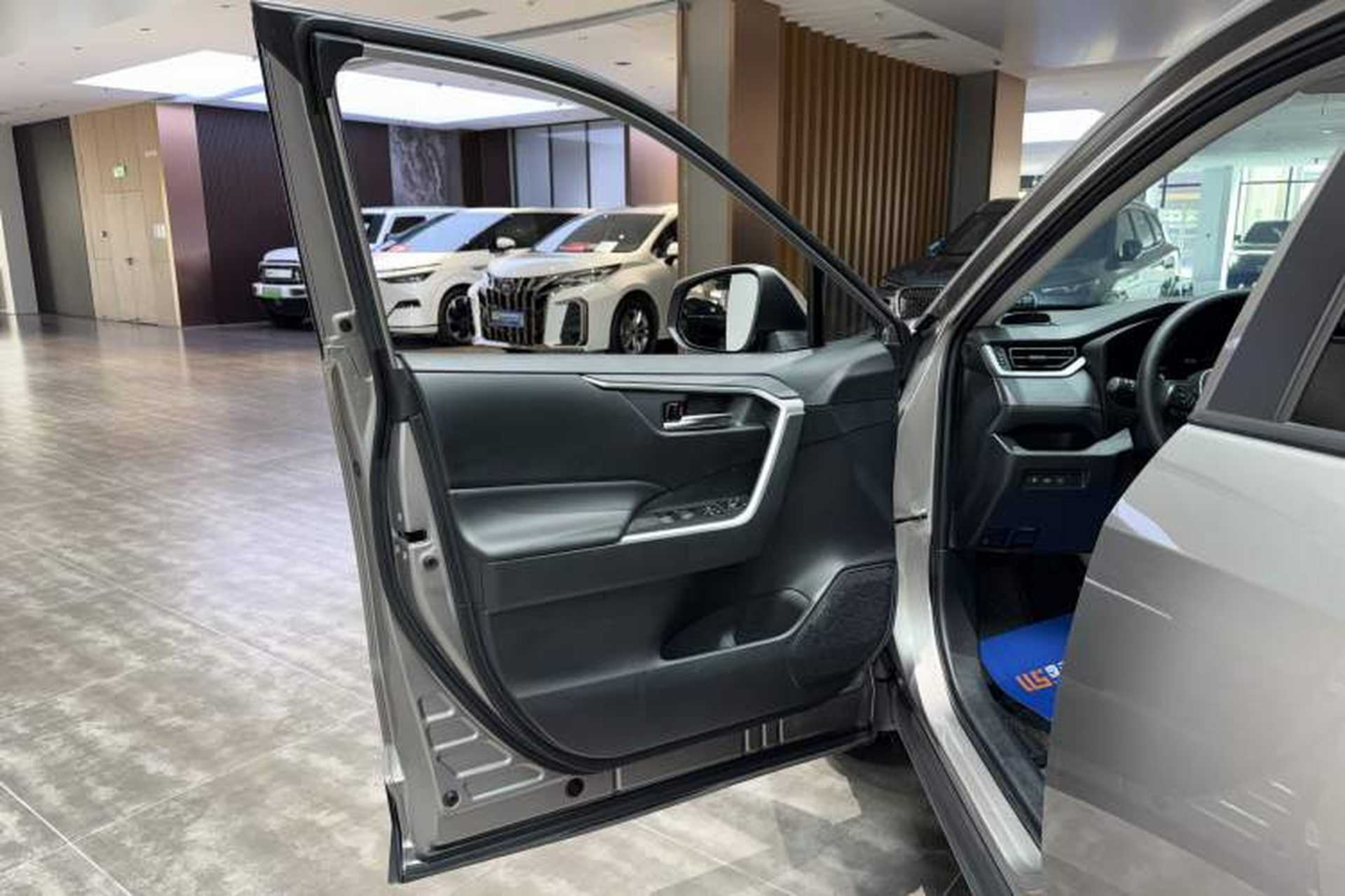 Used Toyota RAV4 2021 2.0L CVT Two-Wheel Drive Fashion Edition Interior 12
