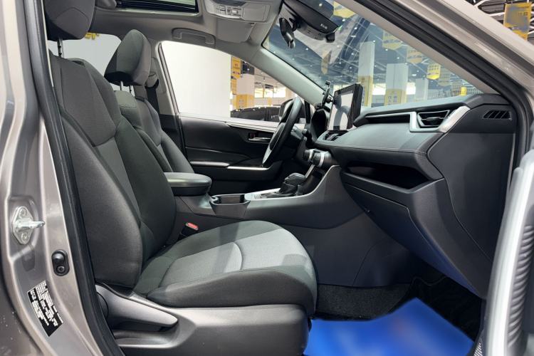 Used Toyota RAV4 2021 2.0L CVT Two-Wheel Drive Fashion Edition Interior 4