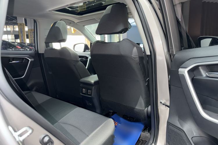 Used Toyota RAV4 2021 2.0L CVT Two-Wheel Drive Fashion Edition Interior 5