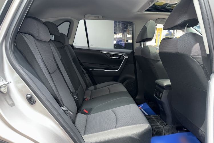 Used Toyota RAV4 2021 2.0L CVT Two-Wheel Drive Fashion Edition Interior 7