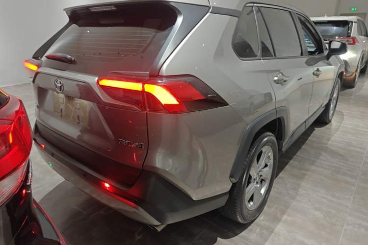 Used Toyota RAV4 2021 2.0L CVT Two-Wheel Drive Fashion Edition Rear Right 45 Deg