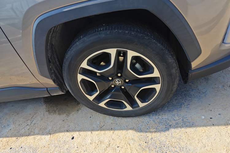 Used Toyota RAV4 2021 2.0L CVT Two-Wheel Drive Prestige Edition Right Front Wheel Hub