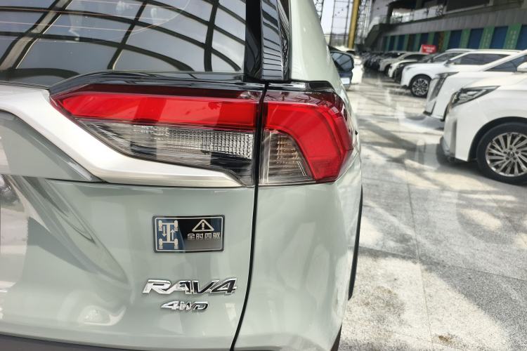 Used Toyota RAV4 2021 2.0L CVT Four-Wheel Drive Premium Edition Right Rear Taillight