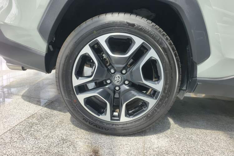 Used Toyota RAV4 2021 2.0L CVT Four-Wheel Drive Premium Edition Right Rear Wheel Hub