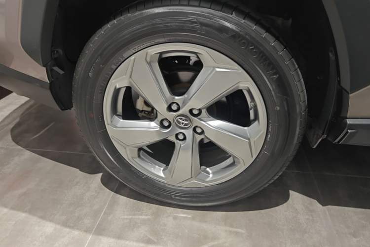 Used Toyota RAV4 2021 2.0L CVT Two-Wheel Drive Fashion Edition Right Rear Wheel Hub