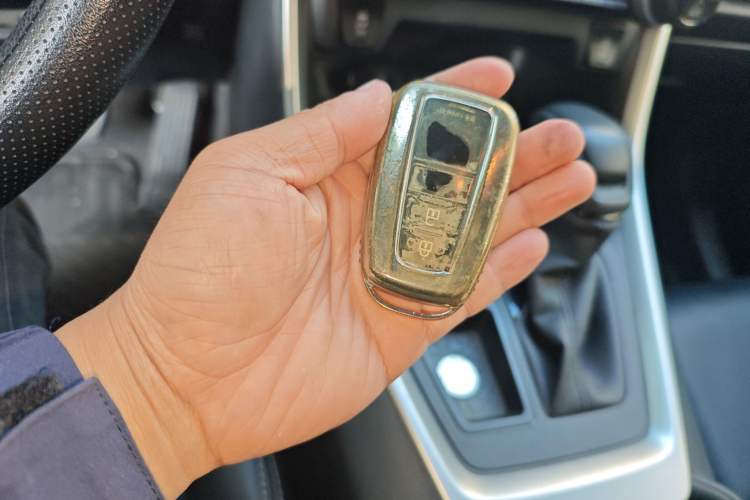 Used Toyota RAV4 2021 2.0L CVT Two-Wheel Drive Fashion Edition Vehicle Key