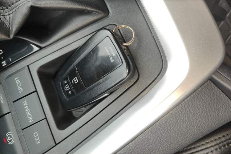 Used Toyota RAV4 2021 2.0L CVT Two-Wheel Drive Fashion Edition Vehicle Key