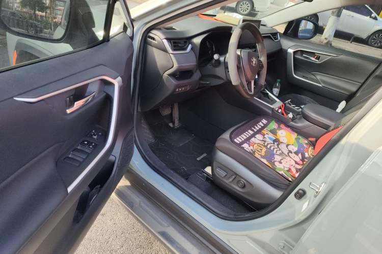Used Toyota RAV4 2021 2.0L CVT Two-Wheel Drive Fashion Edition Driver Seat