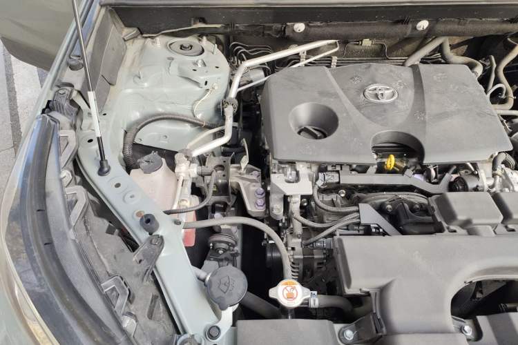 Used Toyota RAV4 2021 2.0L CVT Two-Wheel Drive Fashion Edition Engine Bay Right
