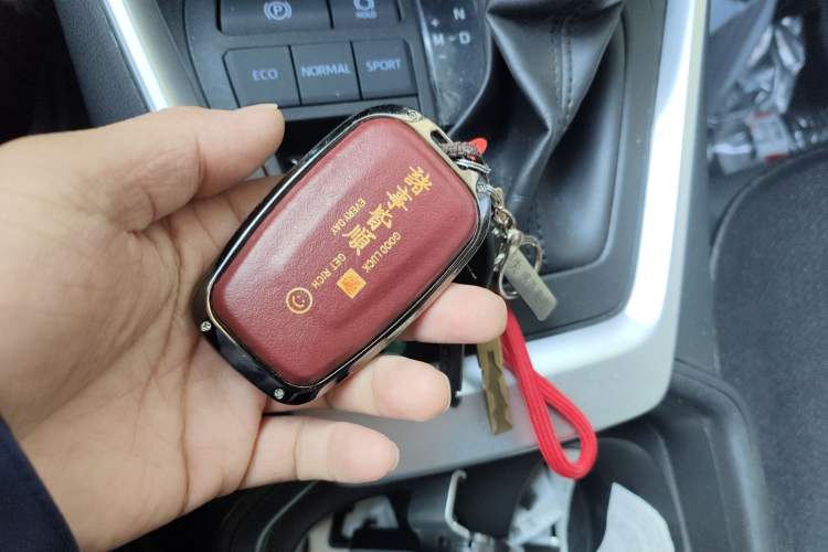 Used Toyota RAV4 2021 2.0L CVT Two-Wheel Drive Fashion Edition Vehicle Key