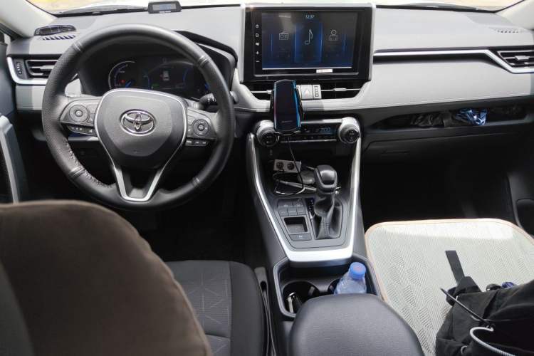 Used Toyota RAV4 2021 Dual-Engine 2.5L E-CVT Two-Wheel Drive Elite Edition Center Console