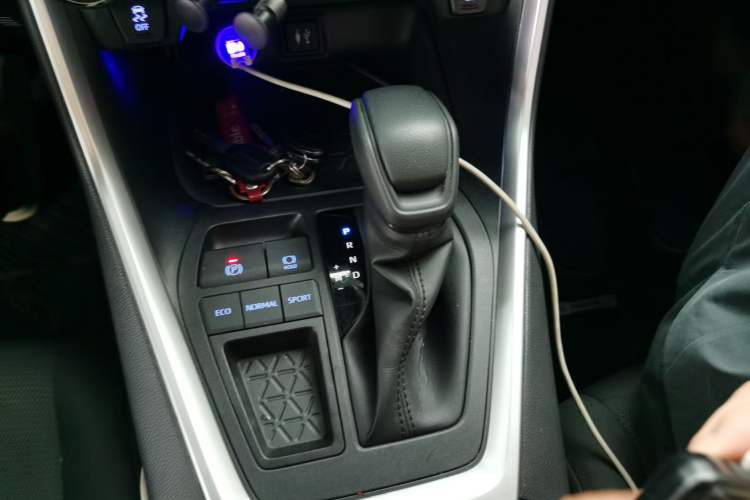 Used Toyota RAV4 2021 2.0L CVT Two-Wheel Drive Fashion Edition Gear Lever