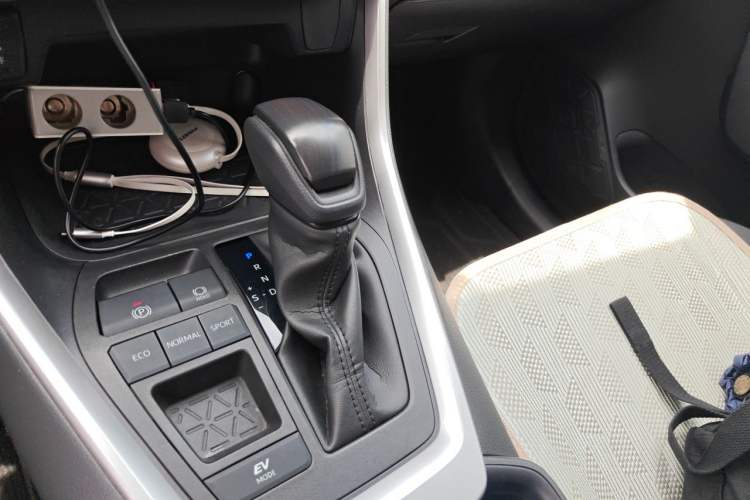 Used Toyota RAV4 2021 Dual-Engine 2.5L E-CVT Two-Wheel Drive Elite Edition Gear Lever