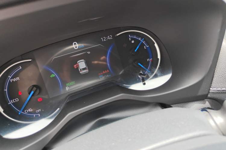 Used Toyota RAV4 2021 Dual-Engine 2.5L E-CVT Two-Wheel Drive Elite Edition Odometer Close Up