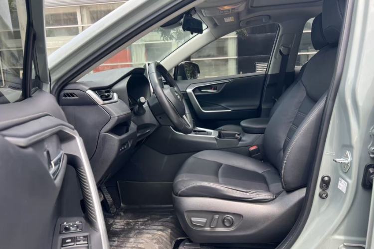 Used Toyota RAV4 2021 2.0L CVT Two-Wheel Drive Fashion PLUS Edition Interior 3