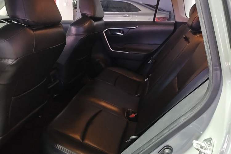 Used Toyota RAV4 2021 Dual-Engine 2.5L E-CVT Two-Wheel Drive Elite Edition Left Rear Seat