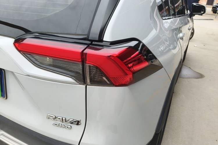 Used Toyota RAV4 2021 2.0L CVT Two-Wheel Drive Fashion Edition Right Rear Taillight