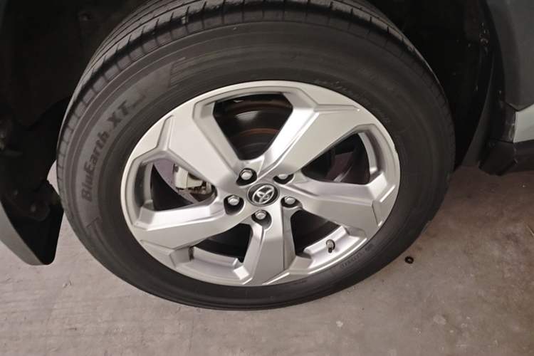 Used Toyota RAV4 2021 Dual-Engine 2.5L E-CVT Two-Wheel Drive Elite Edition Right Rear Wheel Hub