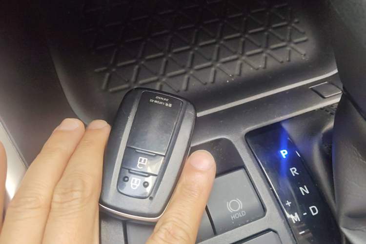 Used Toyota RAV4 2021 2.0L CVT Two-Wheel Drive Fashion Edition Vehicle Key