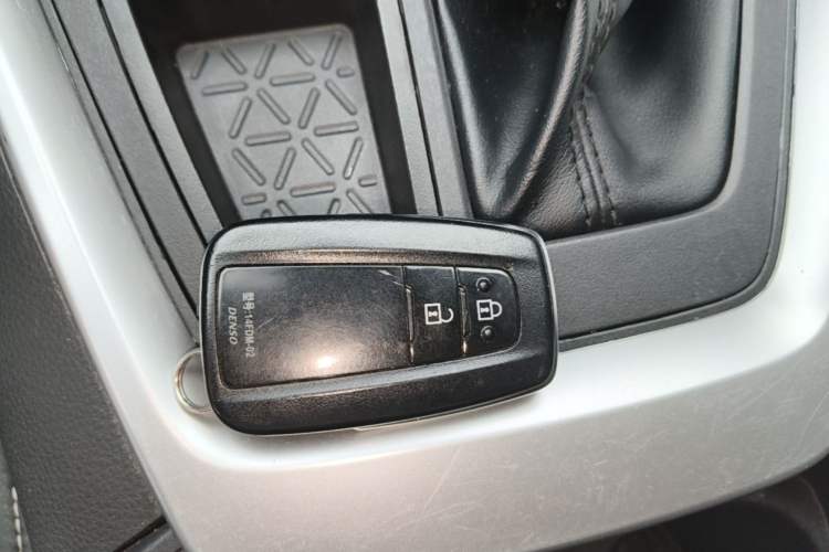 Used Toyota RAV4 2021 2.0L CVT Two-Wheel Drive Fashion Edition Vehicle Key
