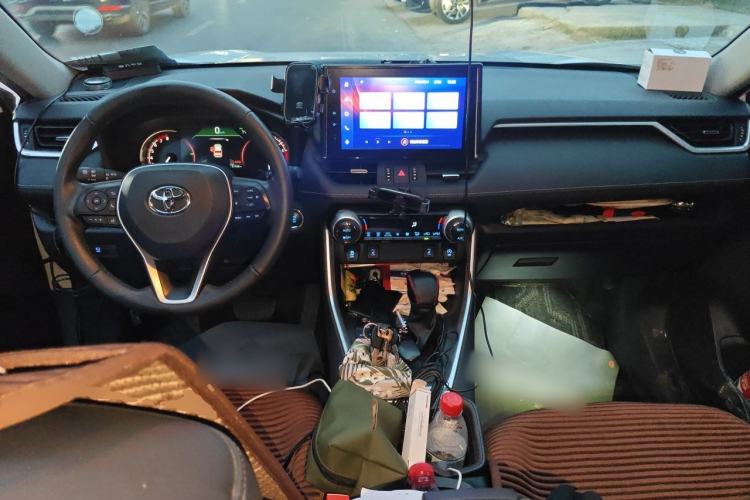 Used Toyota RAV4 2021 2.0L CVT Two-Wheel Drive Fashion PLUS Edition Center Console